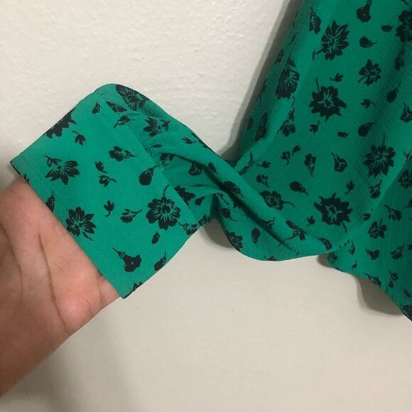 BP. Women’s M Medium Green Floral Button V Neck Blouse - Picture 4 of 5